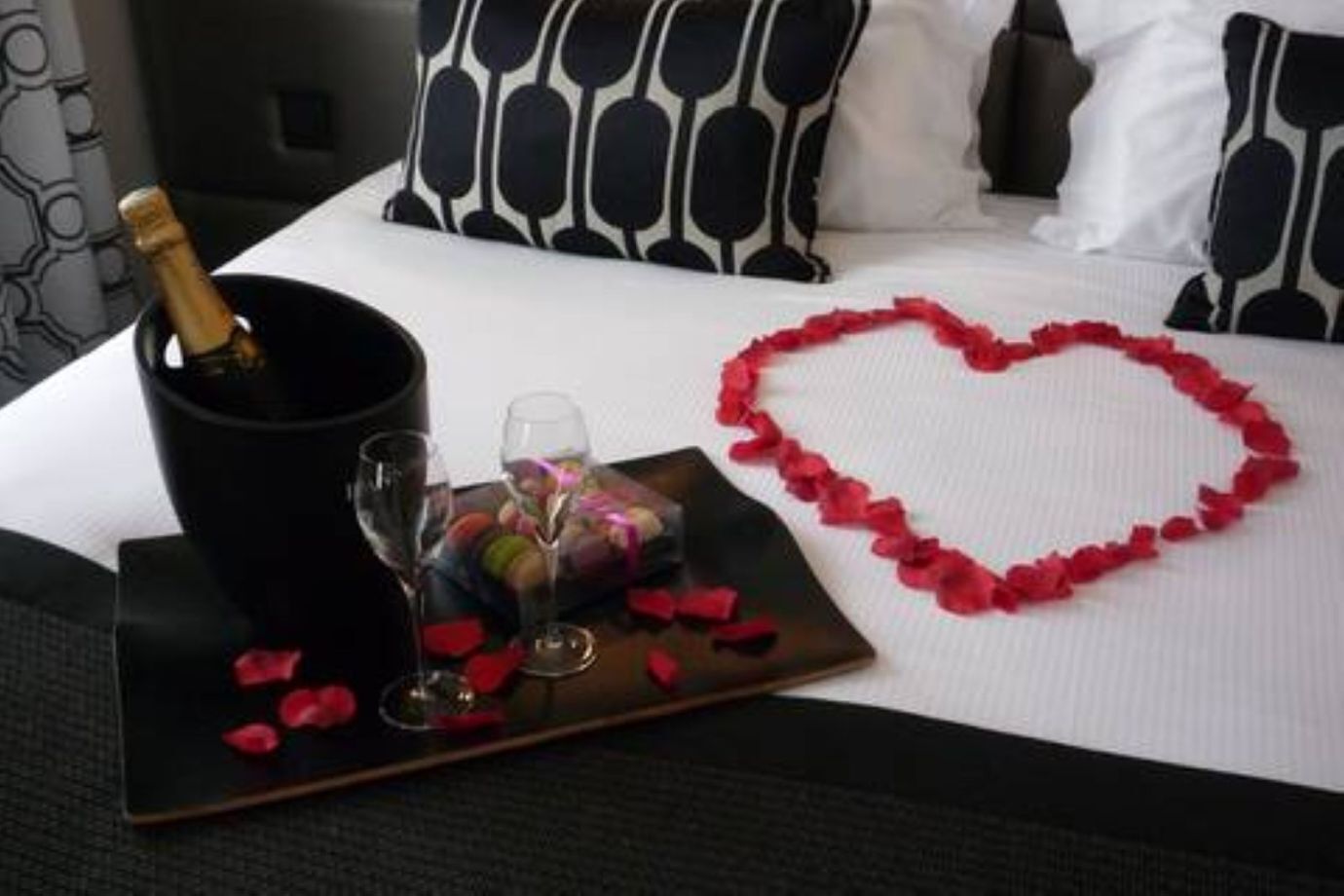 Exclusive Room | Desk, laptop workspace, blackout drapes, soundproofing