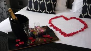 Quarto exclusivo | Escrivaninha, espaço de trabalho para notebook, cortinas blackout