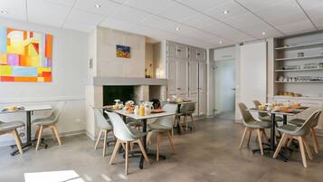 Café da manhã com buffet diário (EUR 12 por pessoa)