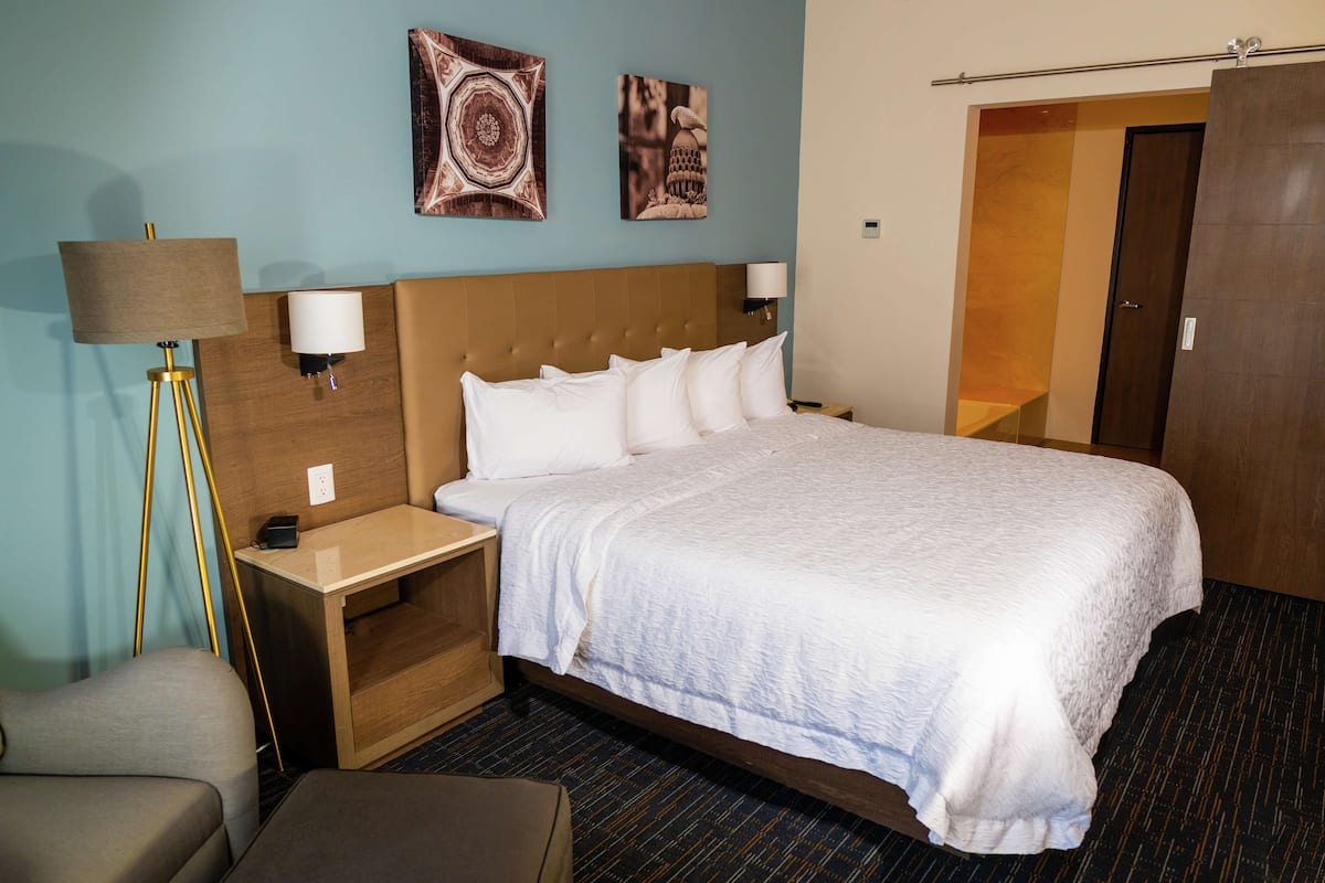 Suite, 1 Tempat Tidur King, Bebas Asap Rokok, lemari es & microwave (Wet Bar) | Seprai premium, brankas, kedap suara, dan Wi-Fi gratis