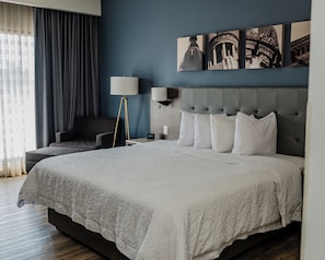 Room, 1 Katil Raja (King), Accessible, Non Smoking (Roll-in Shower) | Peralatan tempat tidur premium, peti besi dalam bilik, kalis bunyi