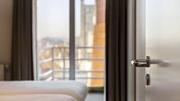 Suite, 1 Bedroom | 1 bedroom, in-room safe, soundproofing, cots/infant beds