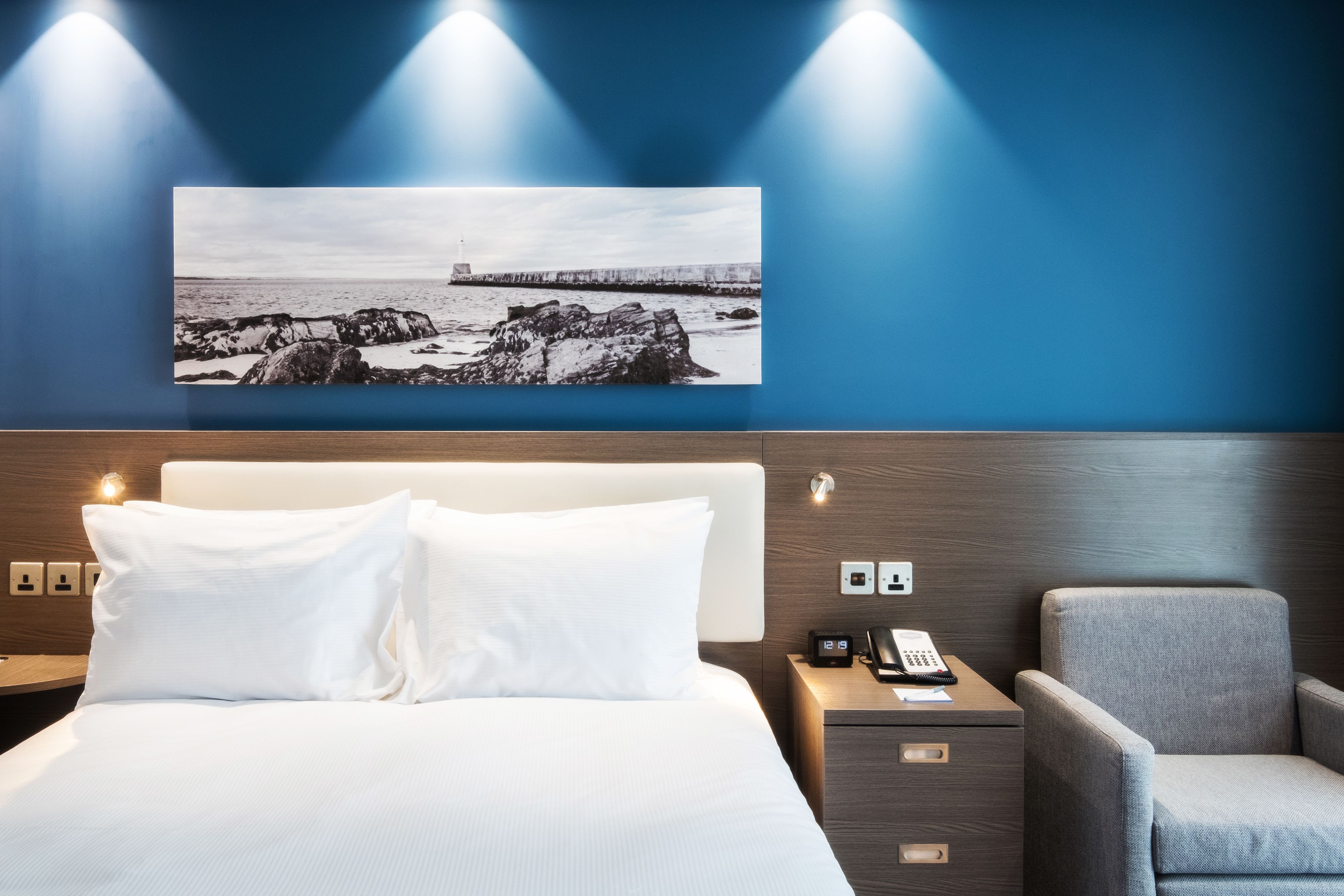 Room, 1 Queen Bed, Non Smoking | In-room safe, desk, iron/ironing board, cribs/infant beds