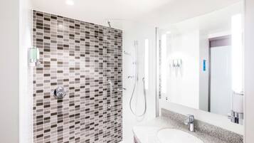 Douche, articles de toilette gratuits, sĂšche-cheveux