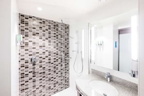 Regadera, amenidades de baño gratuitas, secadora de cabello, toallas