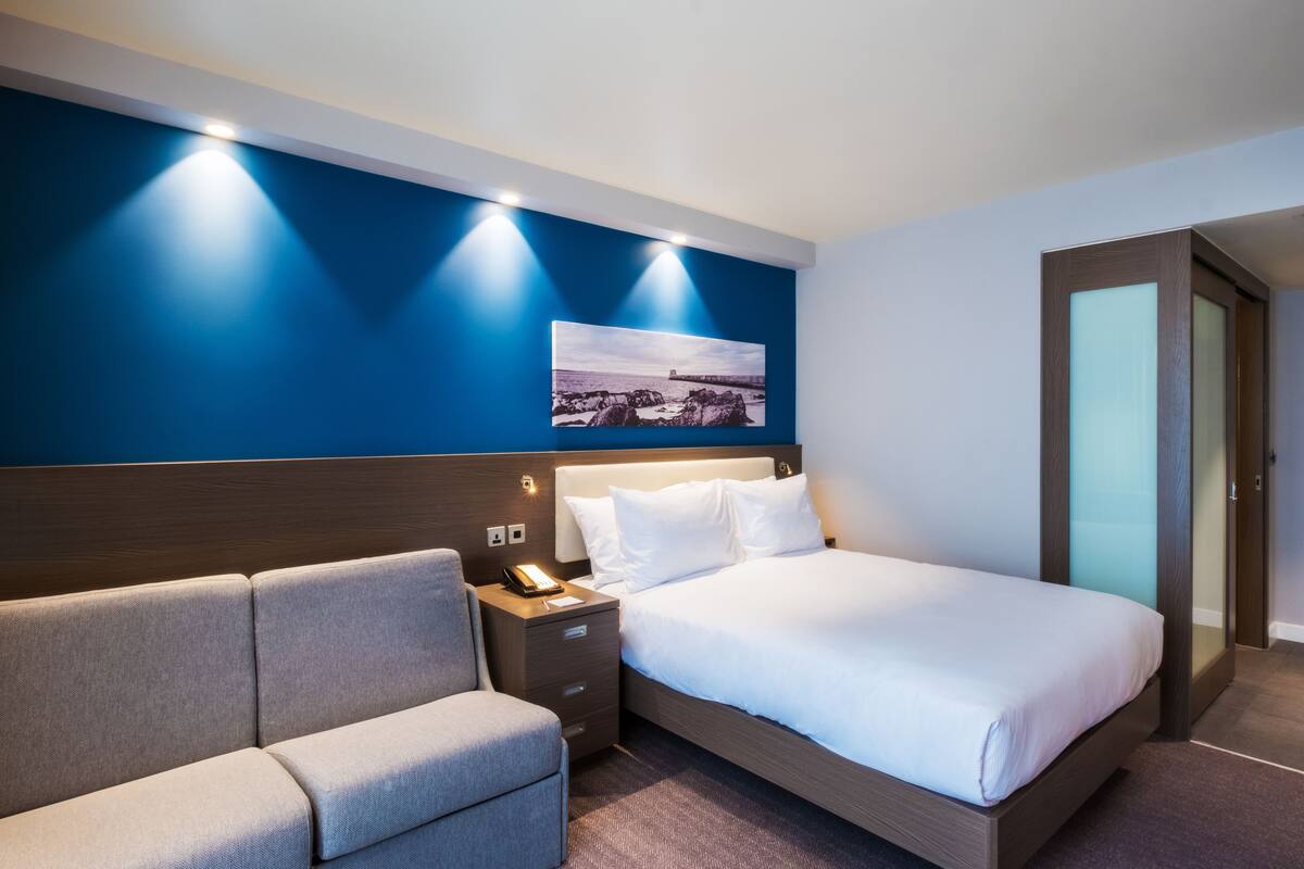Familierom, 1 queensize-seng (Connecting Rooms) | Safe på rommet, skrivebord, strykejern/-brett og barnesenger