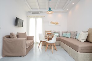 Queen Suite | Living room