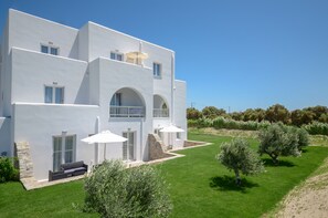 Vista frontal de la propiedad