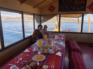 بوفيه فطور مجانًا