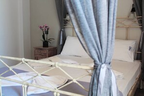 In-room safe, iron/ironing board, bed sheets - Olympia Hotel (Syros)