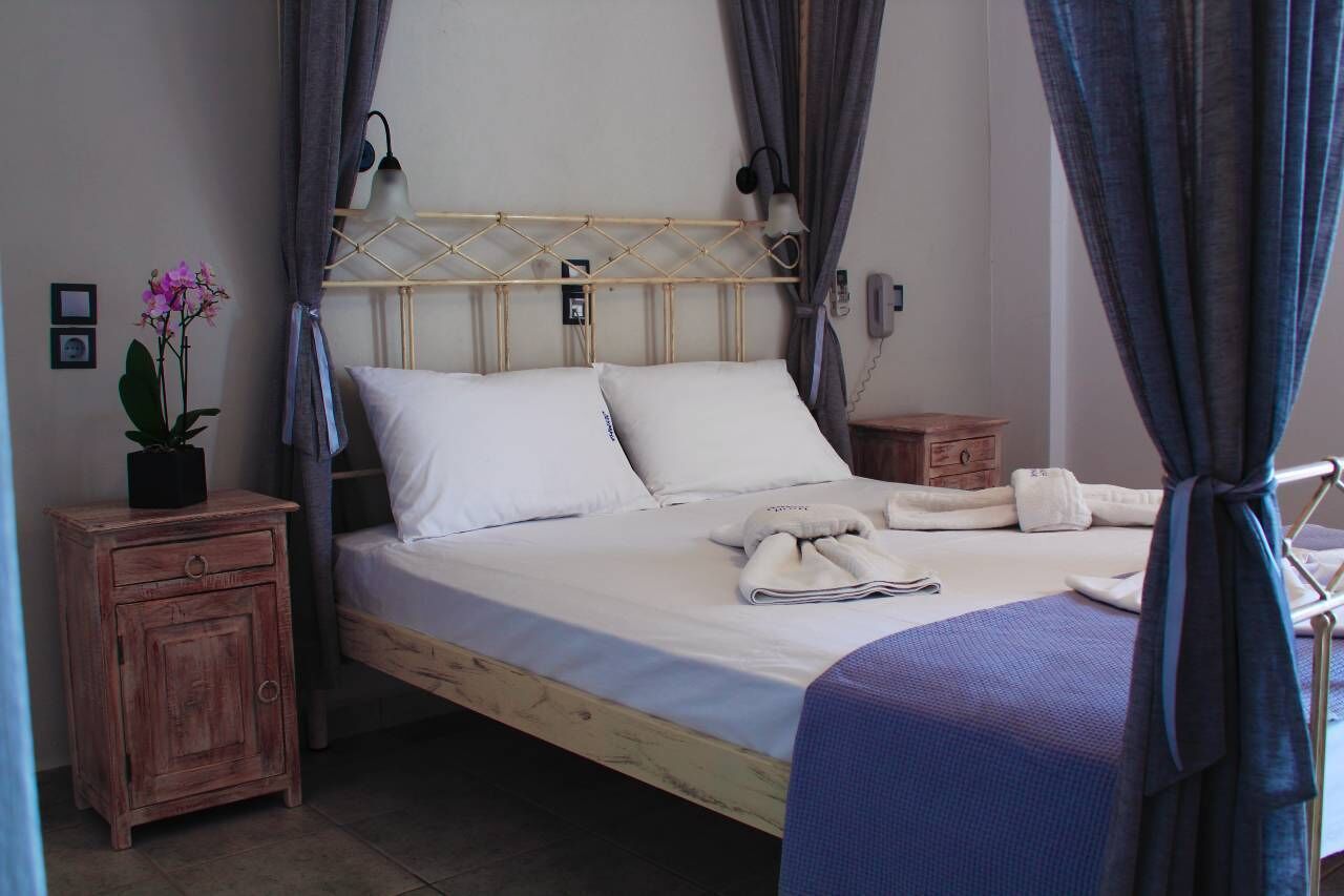 Caja de seguridad en la habitación y tabla de planchar con plancha 