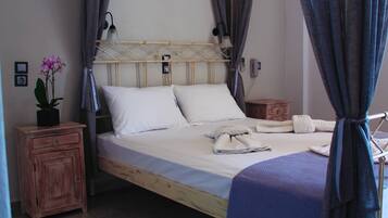 Caja de seguridad en la habitación y tabla de planchar con plancha