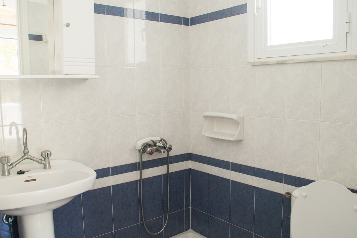 family apartment | bathroom | shower, rainfall showerhead, free toiletries, hair dryer