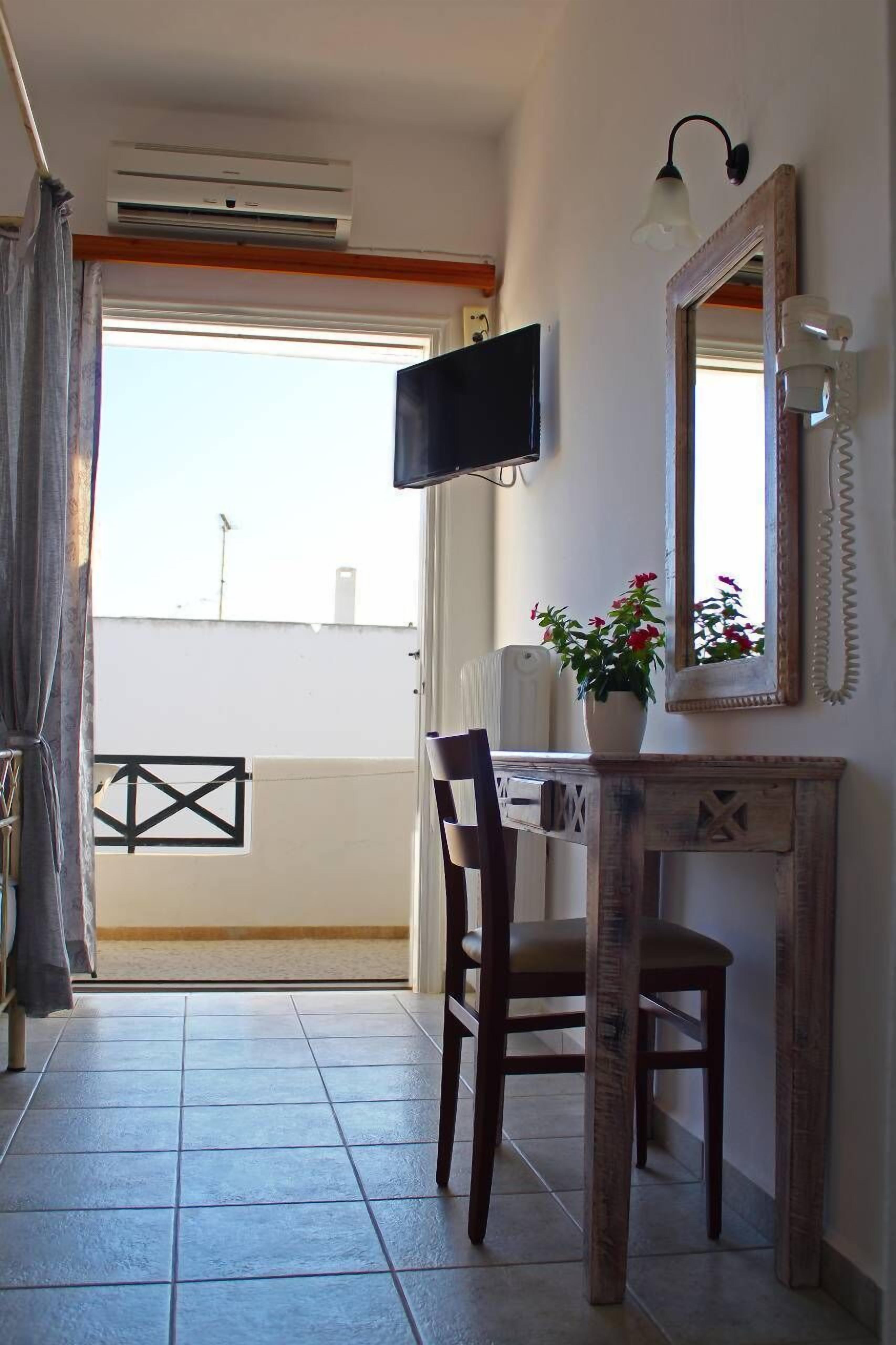 2 bedrooms, in-room safe, iron/ironing board, bed sheets