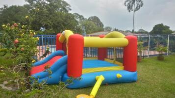 Kawasan main kanak-kanak – terbuka