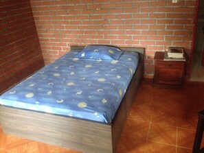 Double Room | Meja, katil bayi/kot (percuma), katil lipat simpan percuma