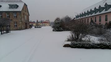 Una calle cubierta de nieve con edificios a ambos lados.