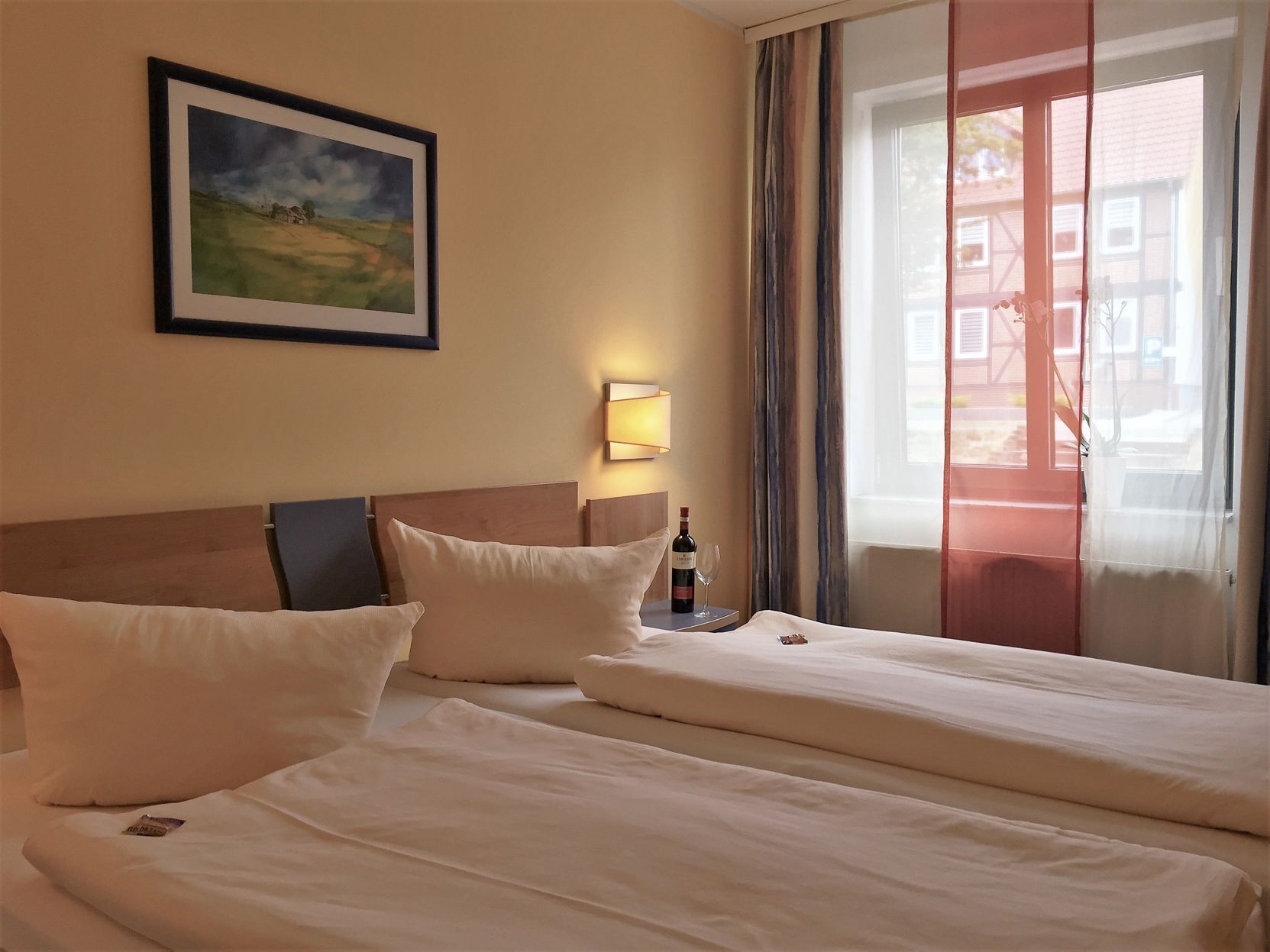 Escritorio, wifi gratis y ropa de cama 