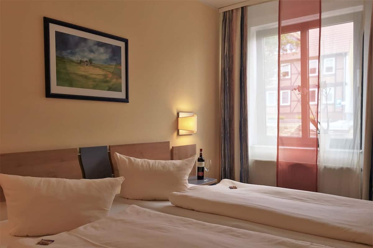 Escritorio, wifi gratis y ropa de cama