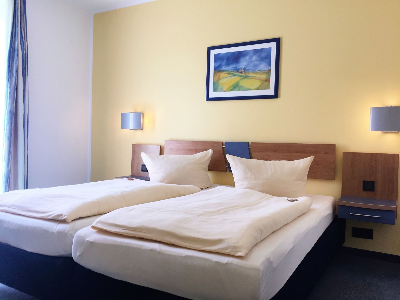 Escritorio, wifi gratis y ropa de cama 