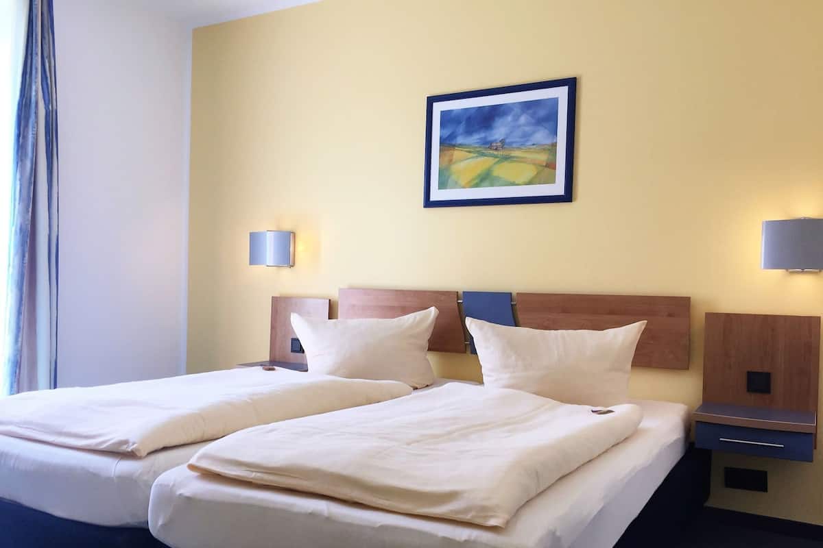 Escritorio, wifi gratis y ropa de cama