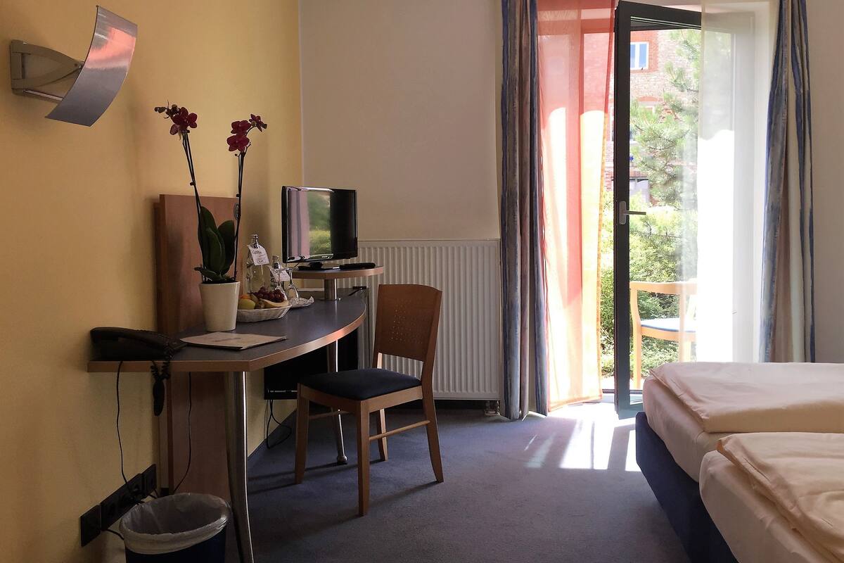 Bureau, accès au Wi-Fi (inclus), literie fournie