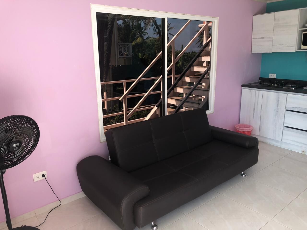 Apartamento família, 2 quartos, suíte, vista para o mar | Sala de estar | TV