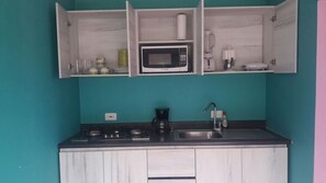 Klassiek appartement, 2 slaapkamers, kamers met tussendeur, uitzicht op het strand | Privékeuken | Een koelkast, een microgolfoven, een kookplaat