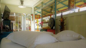 Cabaña Deluxe, bañera de hidromasaje, vistas al lago | Camas supletorias gratuitas y wifi gratis