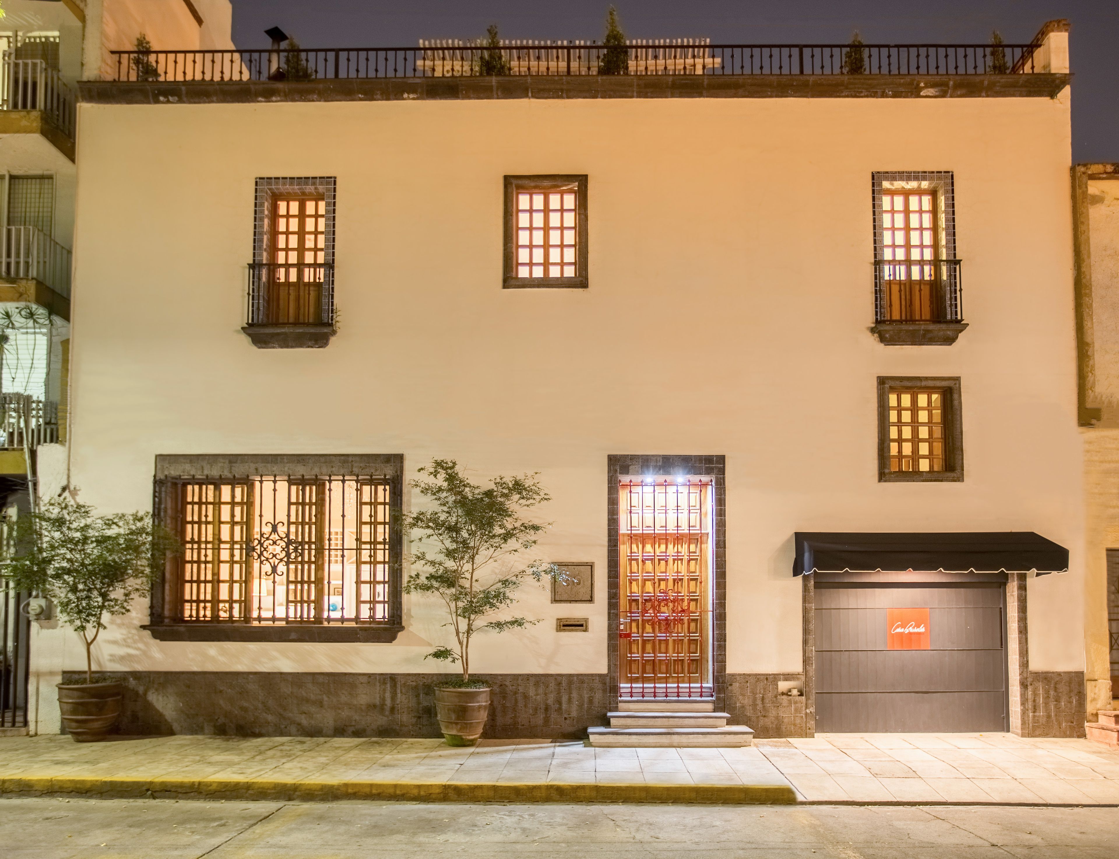 Vista frontal de la propiedad