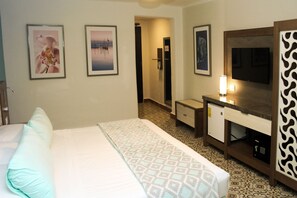 Standard Room King Bed | Minibar