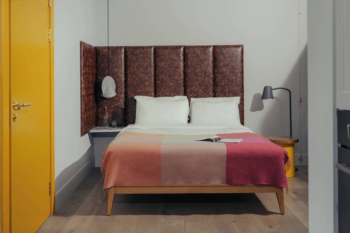 Locke Studio - Accessible | Premium bedding, in-room safe, desk, laptop workspace