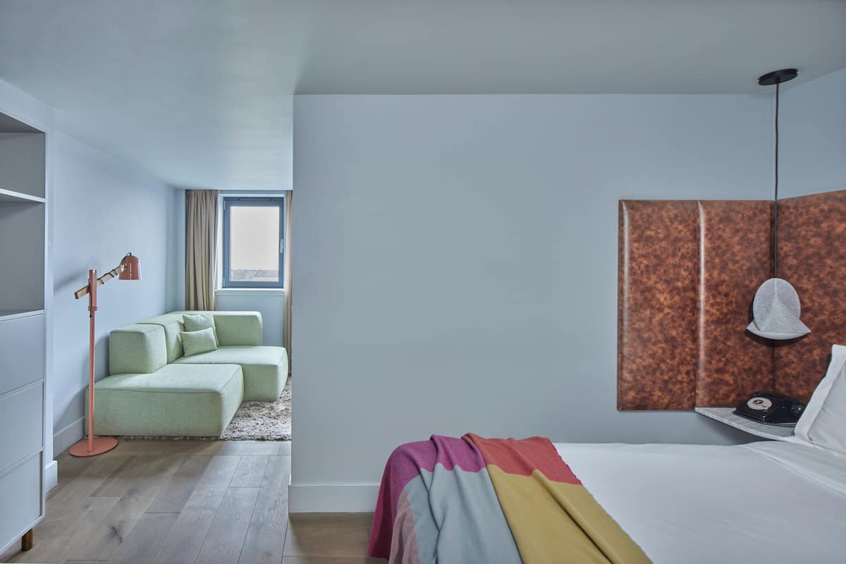 1 Schlafzimmer, hochwertige Bettwaren, Zimmersafe, Schreibtisch