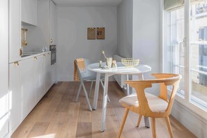 Eden Studio | Privat køkken | Køleskab, mikrobølgeovn, kogeplade, opvaskemaskine
