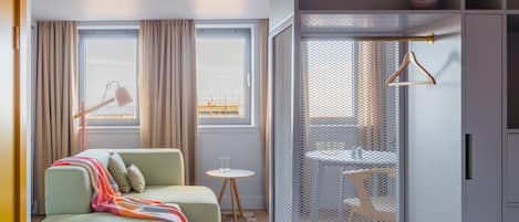 Een 42-inch flatscreentelevisie met kabelzenders en televisie