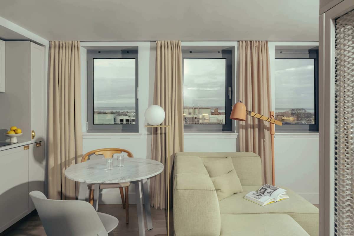 Locke Studio - Panoramic View | Premium bedding, in-room safe, desk, laptop workspace