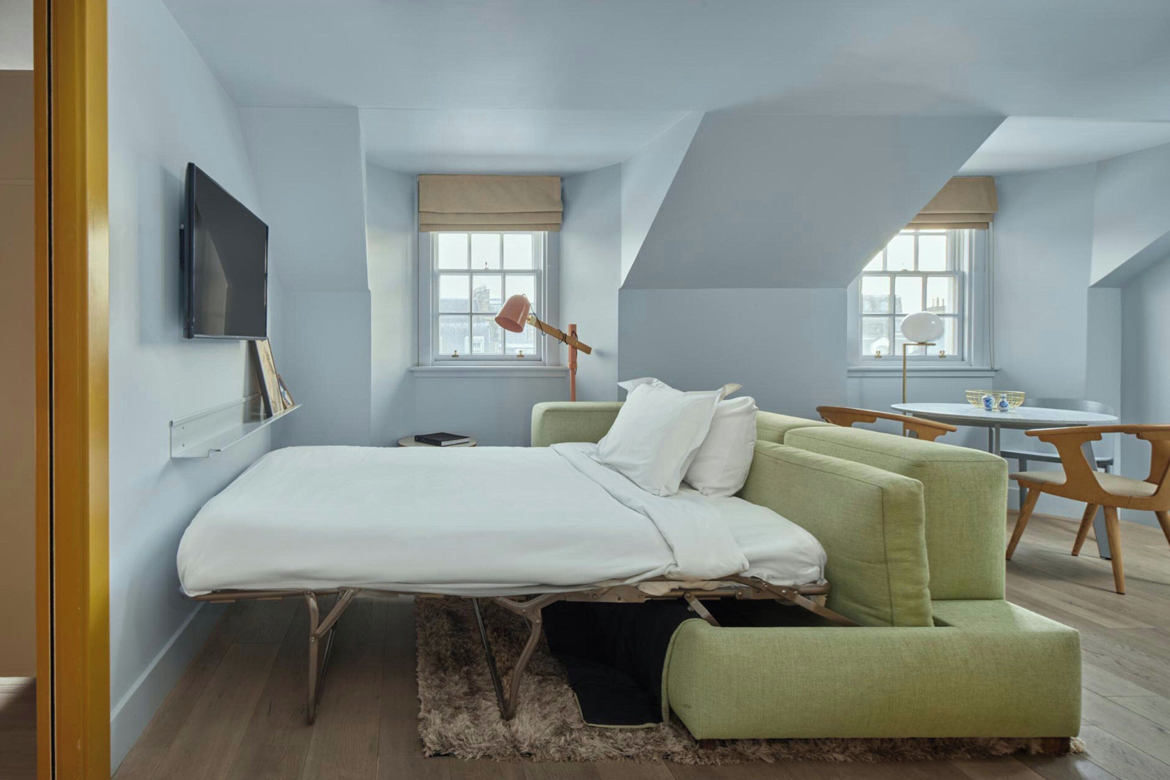Premium bedding, in-room safe, desk, laptop workspace