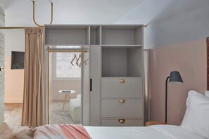 Eden Studio | Premium-sengetøj, pengeskab på værelset, skrivebord