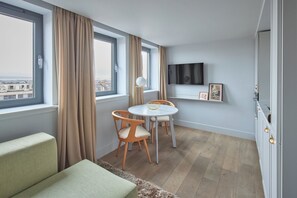 高档床上用品、客房内保险箱、办公桌、笔记本电脑工作区