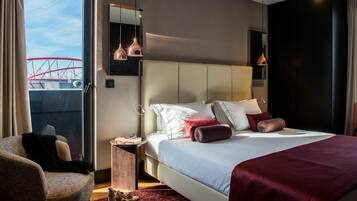 Una cassaforte in camera, una scrivania, tende oscuranti