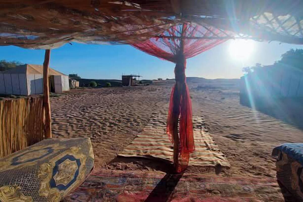 Lakens van Egyptisch katoen, luxe beddengoed, een laptopwerkplek
