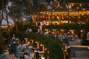 Bar junto a la piscina