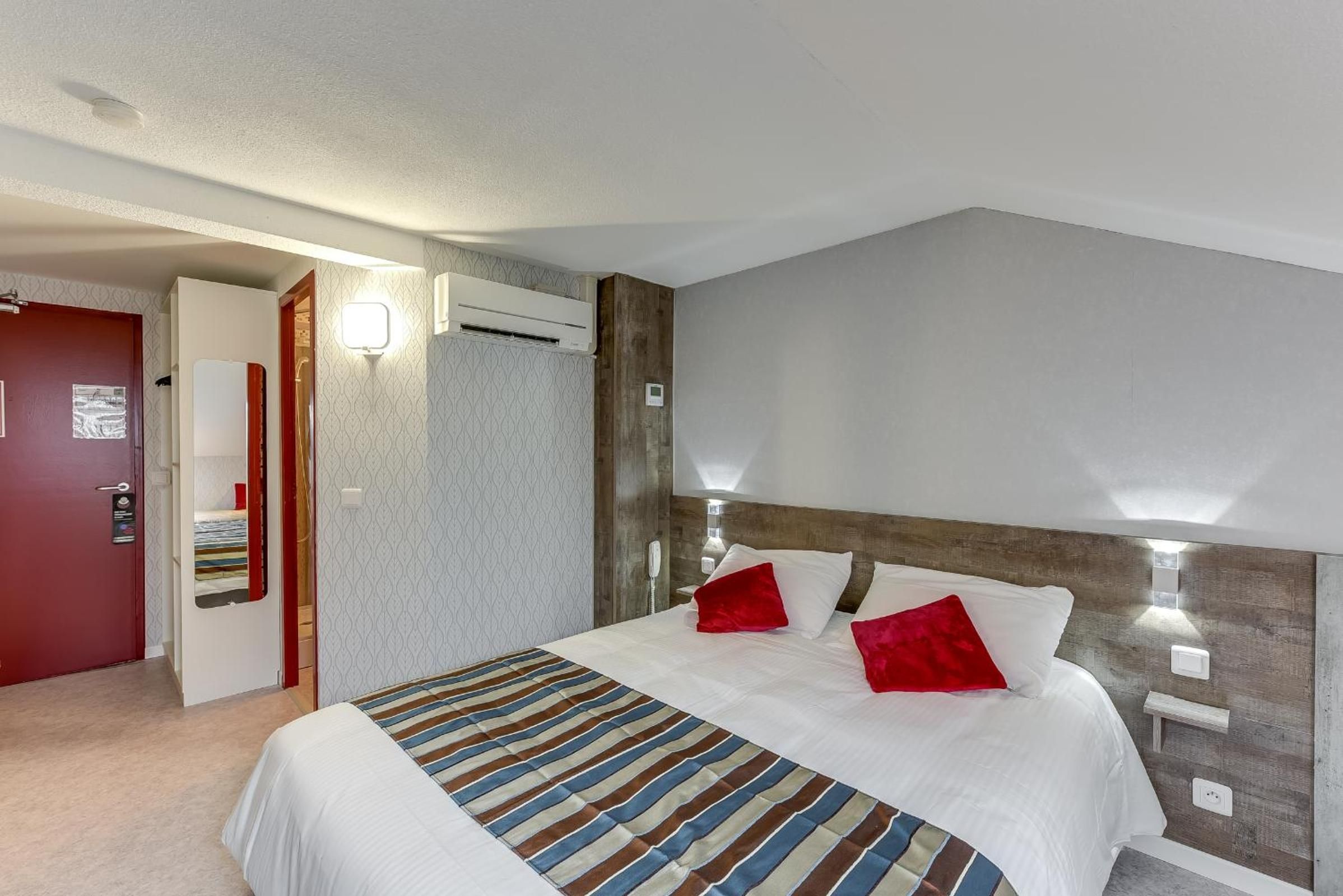 Premium bedding, memory foam beds, desk, soundproofing
