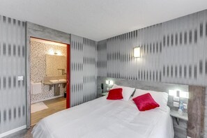 Luxe beddengoed, bedden met traagschuimmatrassen, een bureau