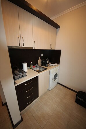 Estúdio conforto | Cozinha americana privada | Geladeira, micro-ondas, cooktop, chaleira elétrica