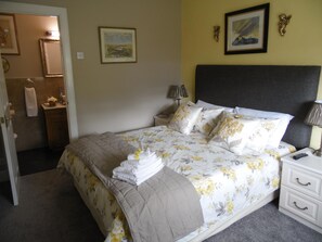 Premium bedding, desk, soundproofing, iron/ironing board - The Haven B&B (Castle Douglas)