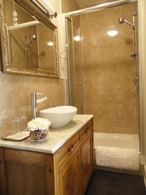 Luxury Double Room | Bathroom | Shower, free toiletries, hair dryer, towels - The Haven B&B (Castle Douglas)