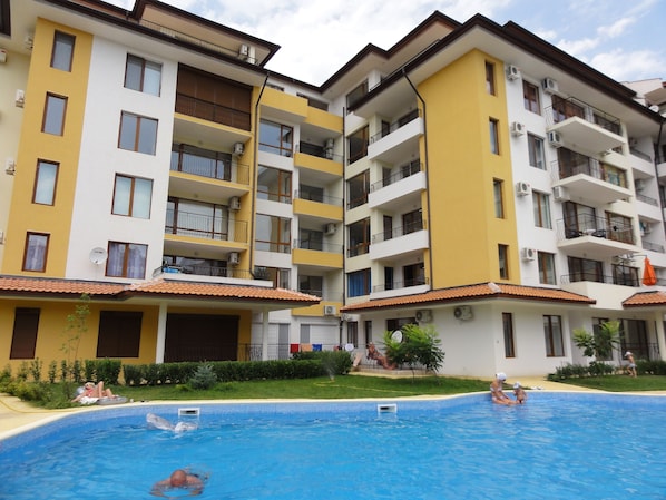 Una piscina al aire libre de temporada
