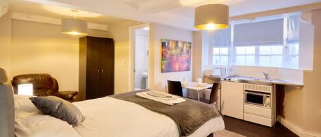 Deluxe Studio, 1 Double Bed | 1 bedroom, desk, blackout curtains