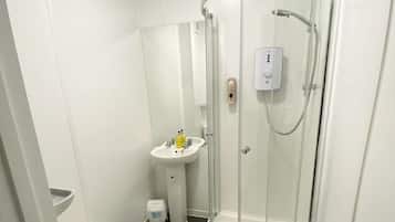 Standard Studio, 1 Double Bed | Bathroom | Shower, free toiletries, towels, toilet paper